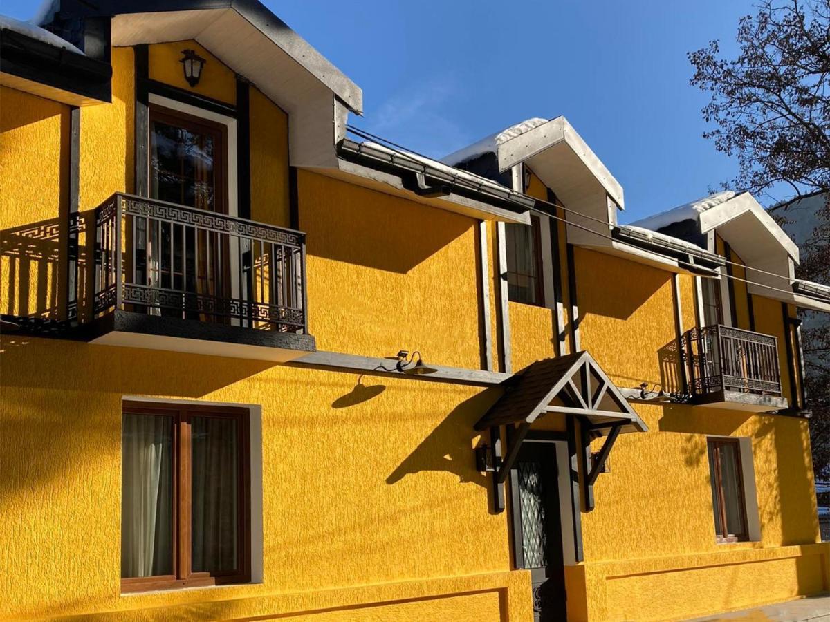 Borjomi Yellow Hotel ภายนอก รูปภาพ