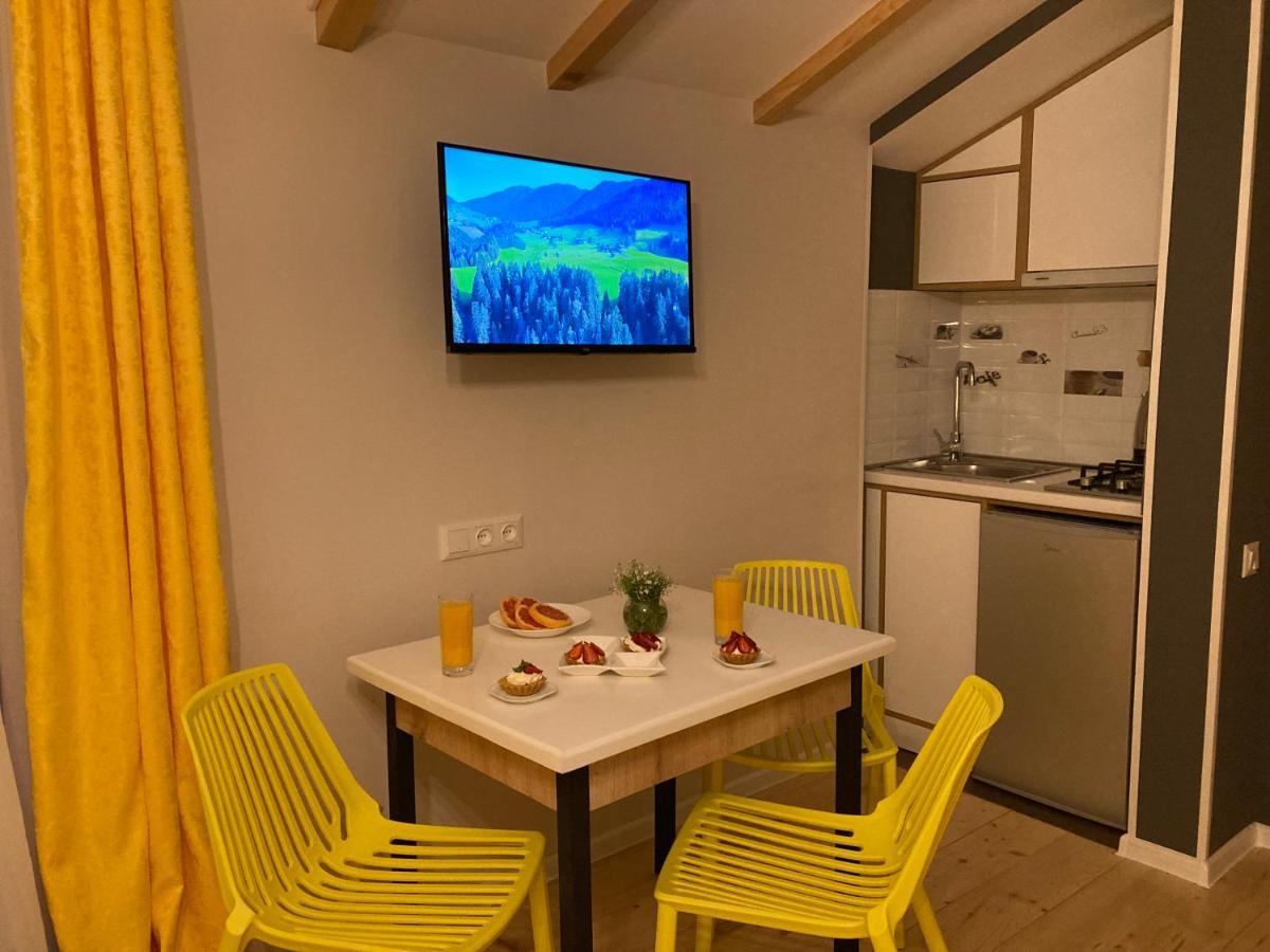 Borjomi Yellow Hotel ภายนอก รูปภาพ