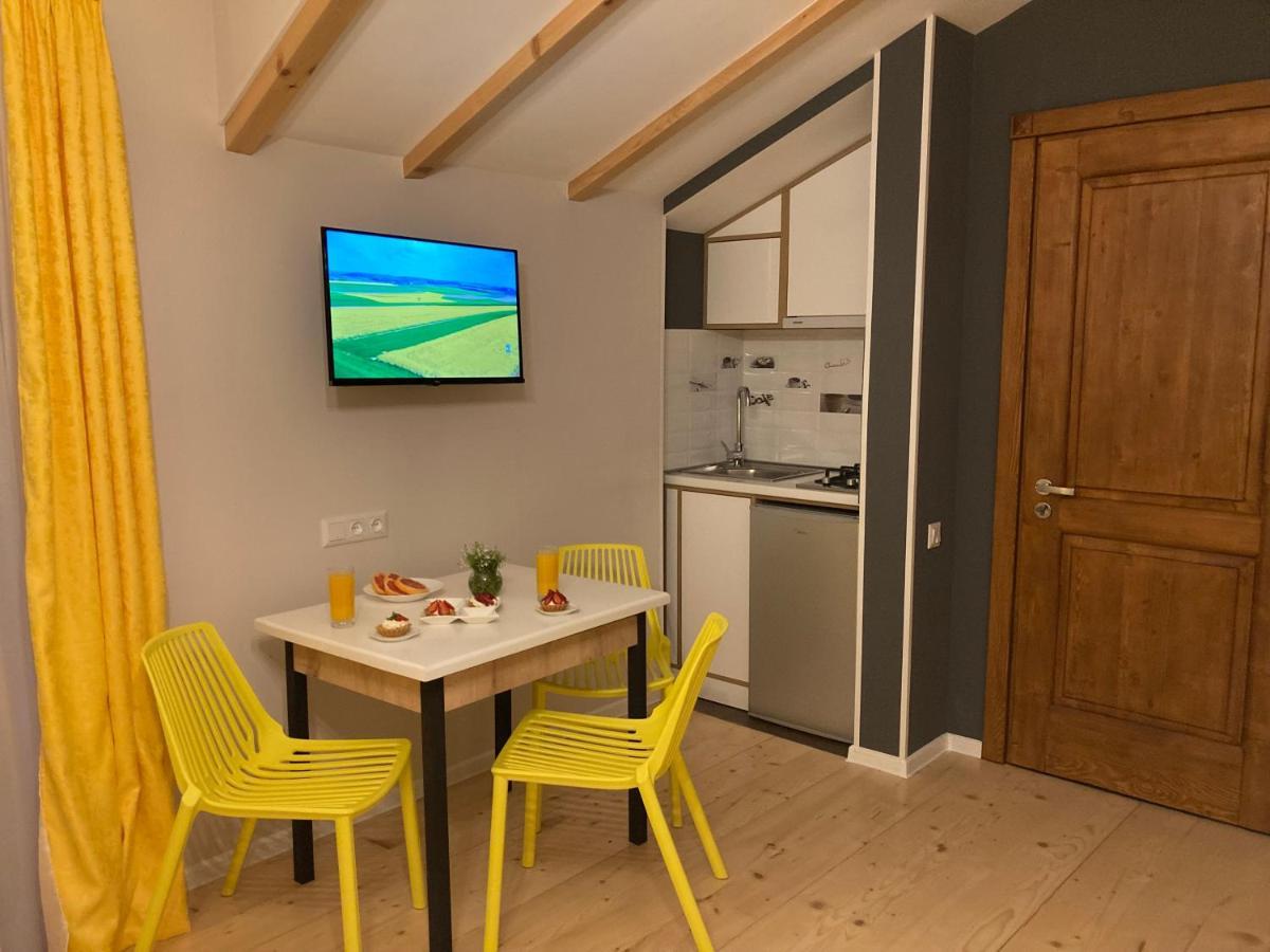 Borjomi Yellow Hotel ภายนอก รูปภาพ
